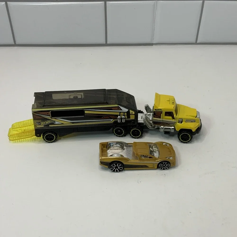 HOT WHEELS 2014 - CITY -‎ SUPER RIGS DESERT FORCE W/ HYPERTRUCK CAR
